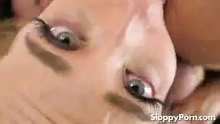 فتاة صغيرة تستمتع بالاختراق المزدوج بينما تمص رجلاً آخر