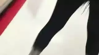 فتاة صغيرة عاهرة: جواربها مرتفعة وفمها مفتوح