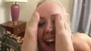 إخلاص الفاتنة الشقراء الثابت لمص القضيب