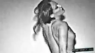 ريان كيلي تستخدم فخذيها القويتين لتسيطر على زوجة أخيها في بورن سحاقي صريح