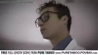 فيلم سولو إباحي لإيميلي ويليس وهي تناك نفسها بعضو صناعي ضخم
