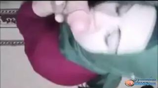 بنت عربية مع فتاة