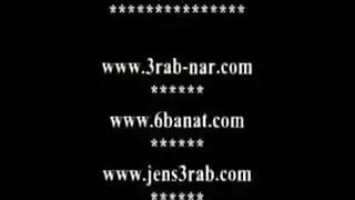 فتاة عربية تمارس الجنس مع عميل في السيارة مقابل دفعة نقدية