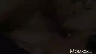 فتاة متحمسة تتبول بينما يتم تدليك فرجها الضيق