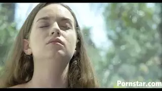 إباحية على الشاطئ العام: تالي دوفا تداعب فرجها المنقوع وهي ترتدي البيكيني