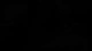 فتيات مبهرات في الثياب الطويلة تقدم للرجل المحظوظ استمناء مزدوج ولقطة قذف