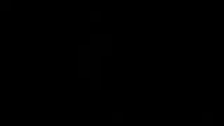 فتاة مذهلة بملابس العمل تركع على ركبتيها لمشهد مص قضيب إكس إكس إكس