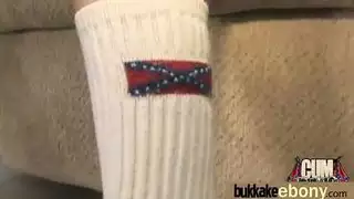 الام تمارس من الخلف ابنها