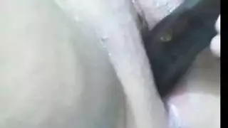 تُقبض عليها وهي تشاهد عضواً غليظاً، تايلاندية تأخذ عقاباً إباحياً على ركبتيها