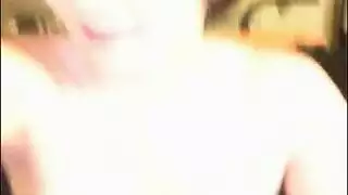 مراهقة تأخذ قضيبًا في فمها ثم تركب مؤخرتها لتحفيز فرجها