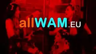 راقصة ساخنة تتدفق عصارة على عمود مشهد إباحي كامل