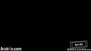 شاب ينيك أخته و يقدف في كس ام العالقة مترجم