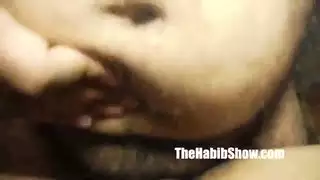 مراهقة ذات بشرة بنية تتعرض لتدريب جنسي قاسي