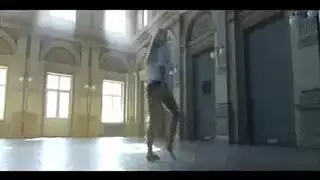 شعراء حمراء منحنية تئن وهي تداعب كسها الضيق