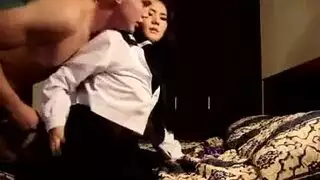 عاهرة آسيوية تطرح راكعة مرتدية بيكيني بنفسجي، تتوسل للسائل المنوي