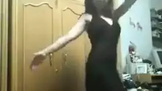 رقصني حبيبي احلى رقص بلدى شرقى فى قوضه النوم بقميص نوم اسود طويل