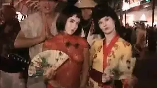 حفلة جنس جماعي في الشارع: عراة تمامًا في العراء