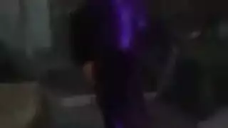 يبوس عبير ويصورها